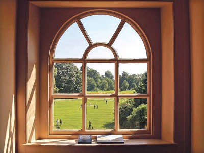 Арочное деревянное окно