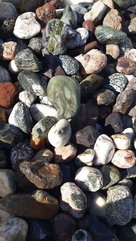 Натуральный природный камень для дорожек - галька, валуны, плитняк, мраморная крошка